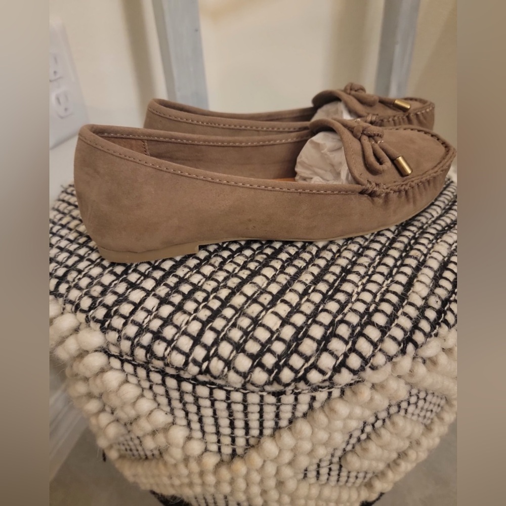 New Never worn- Moccasin Loafers with Bow Detail- Kids